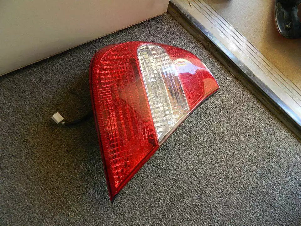 2002-2006 TOYOTA CAMRY TAIL LIGHT ASSEMBLY LEFT DRIVER SIDE - OEM WITH BULBS