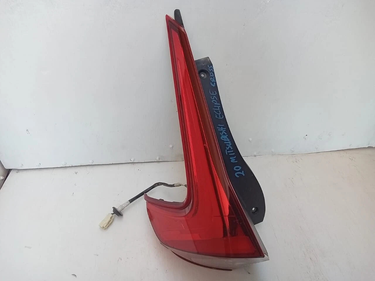 2018-2020 MITSUBISHI ECLIPSE CROSS TAIL LIGHT REAR LAMP LEFT DRIVER SIDE 8330B014