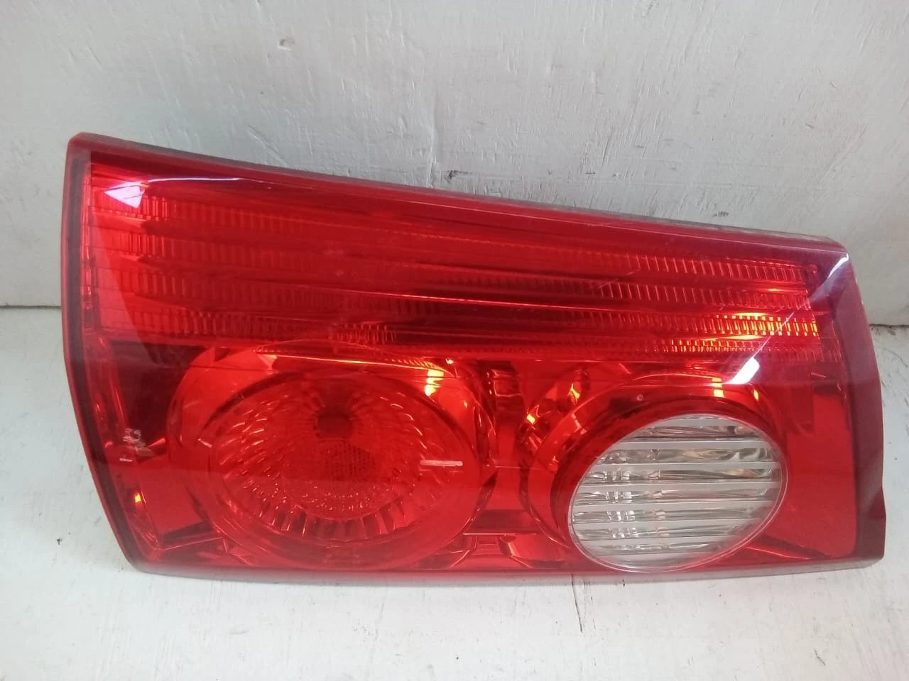 2006 - 2010 TOYOTA SIENNA LID TAIL LIGHT REAR LAMP LEFT DRIVER SIDE 81680-AE020