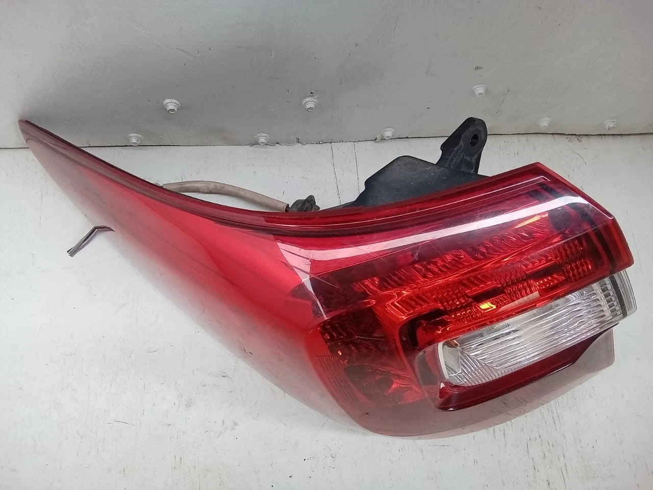 2015-2019 SUBARU OUTBACK WAGON TAIL LIGHT REAR LAMP LEFT DRIVER SIDE 84912AL06A