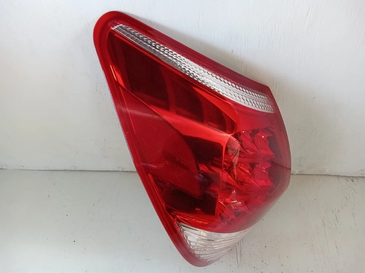 2006-2008 TOYOTA RAV4 TAIL LIGHT REAR LAMP LEFT DRIVER SIDE 81561-42100