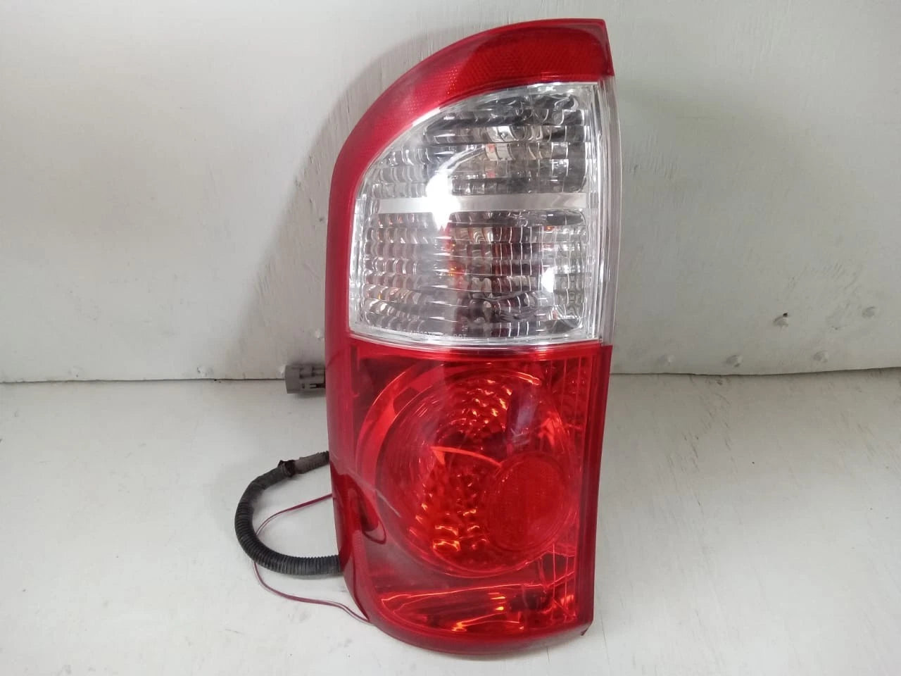 2005-2006 TOYOTA TUNDRA TAIL LIGHT REAR LAMP LEFT DRIVER SIDE DOUBLE CAB 815600C060