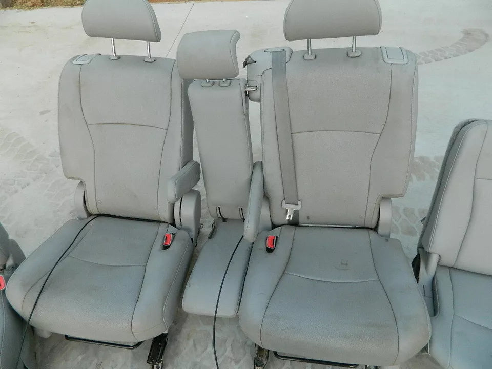 TOYOTA HIGHLANDER LEATHER SEATS - SET OF 5 ( FRONT PASSENGER 2ND & 3RD ROW)SEATS