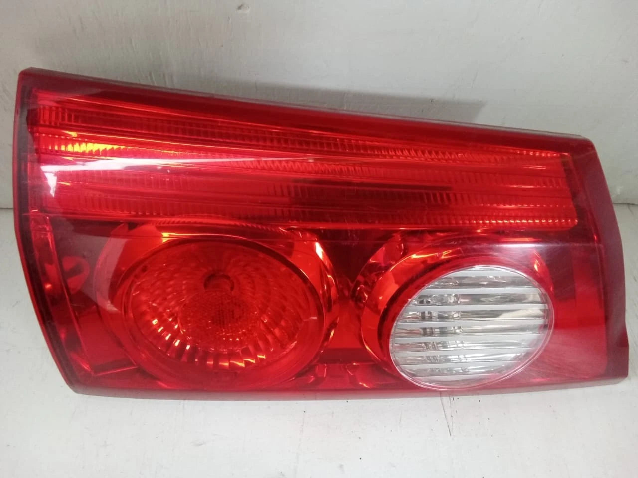 2006 - 2010 TOYOTA SIENNA LID TAIL LIGHT REAR LAMP LEFT DRIVER SIDE 81680-AE020