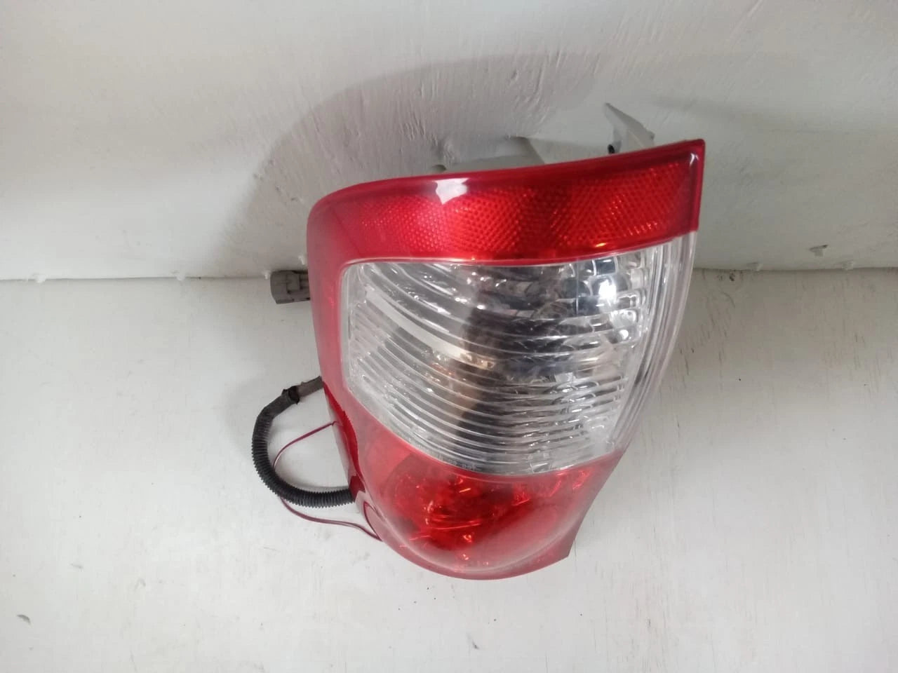 2005-2006 TOYOTA TUNDRA TAIL LIGHT REAR LAMP LEFT DRIVER SIDE DOUBLE CAB 815600C060