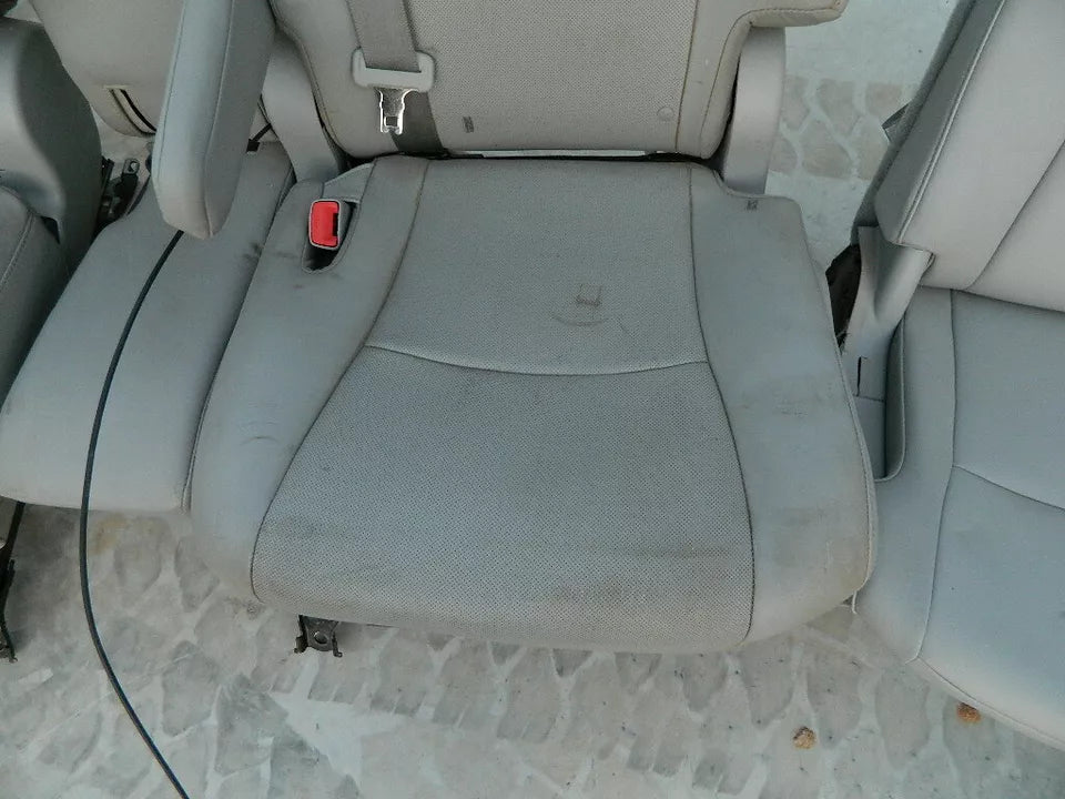 TOYOTA HIGHLANDER LEATHER SEATS - SET OF 5 ( FRONT PASSENGER 2ND & 3RD ROW)SEATS