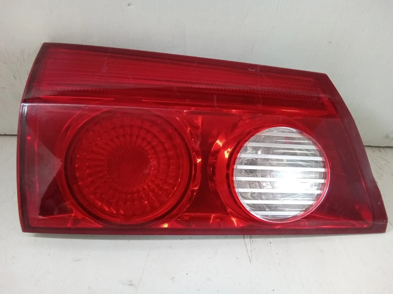 2006 - 2010 TOYOTA SIENNA LID TAIL LIGHT REAR LAMP LEFT DRIVER SIDE 81680-AE020