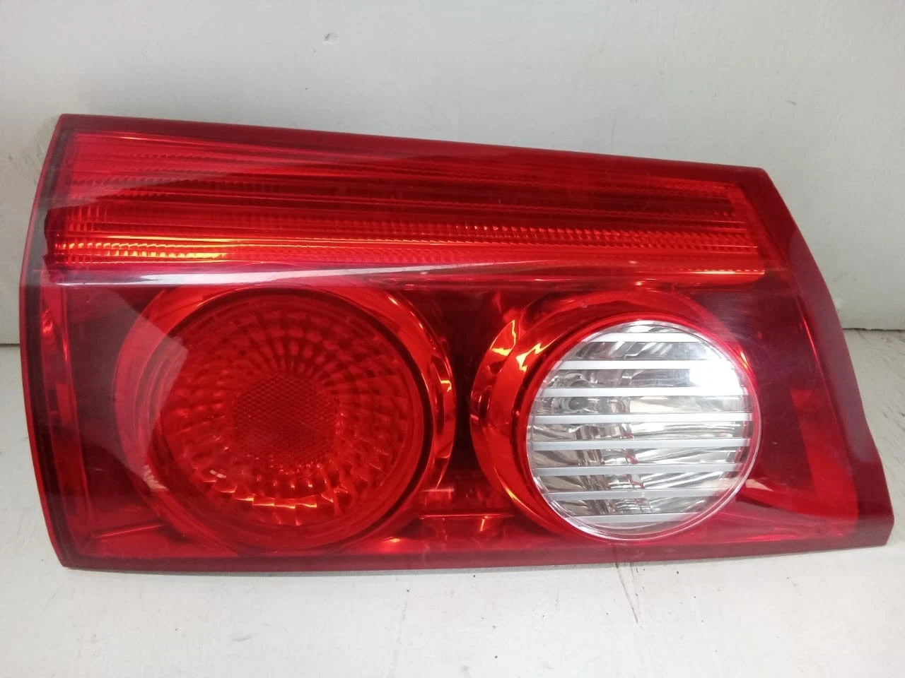 2006 - 2010 TOYOTA SIENNA LID TAIL LIGHT REAR LAMP LEFT DRIVER SIDE 81680-AE020