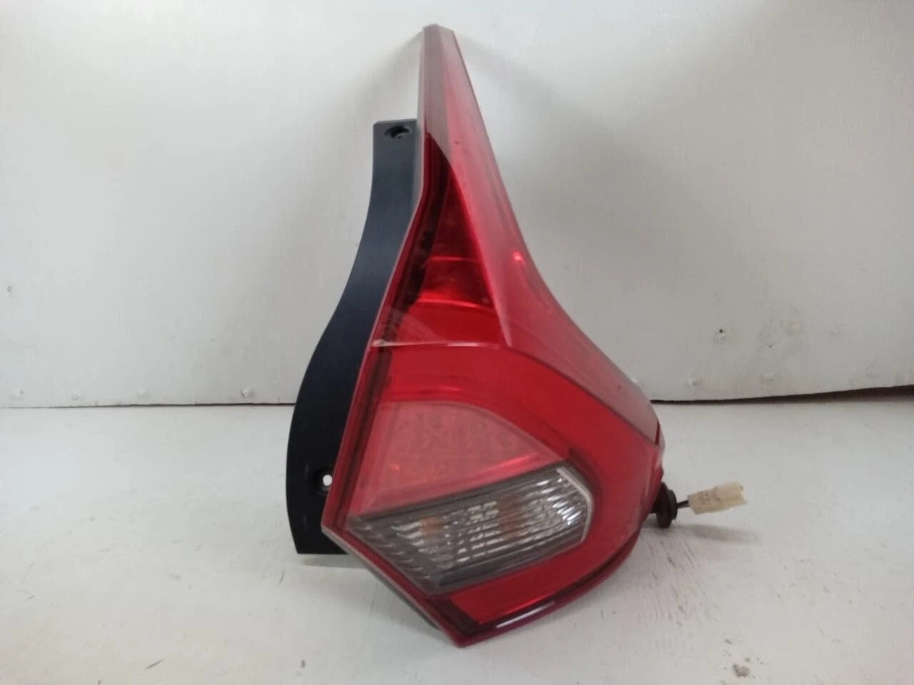 2018-2020 MITSUBISHI ECLIPSE CROSS TAIL LIGHT REAR LAMP RIGHT PASSENGER SIDE 8330B014