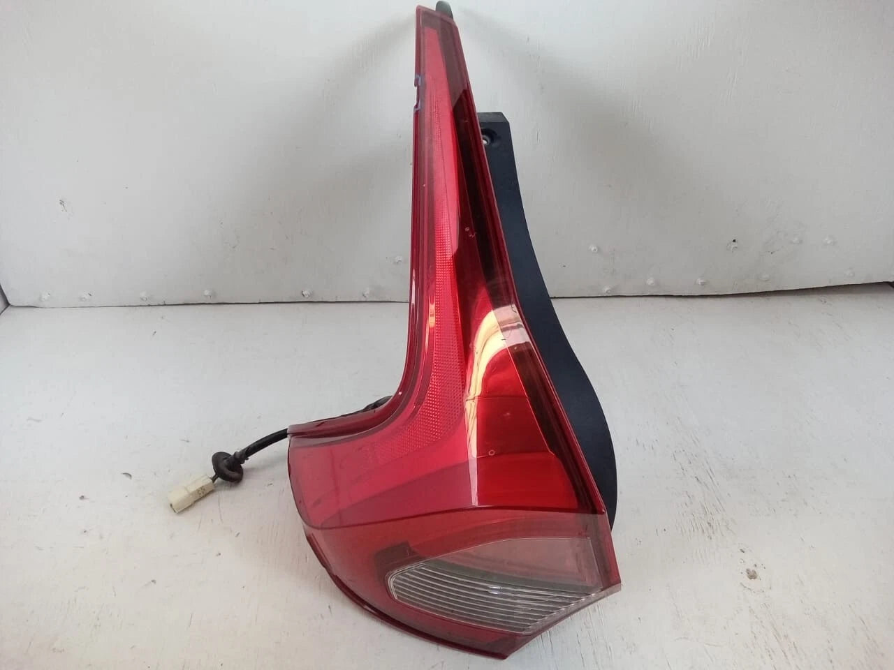 2018-2020 MITSUBISHI ECLIPSE CROSS TAIL LIGHT REAR LAMP LEFT DRIVER SIDE 8330B014