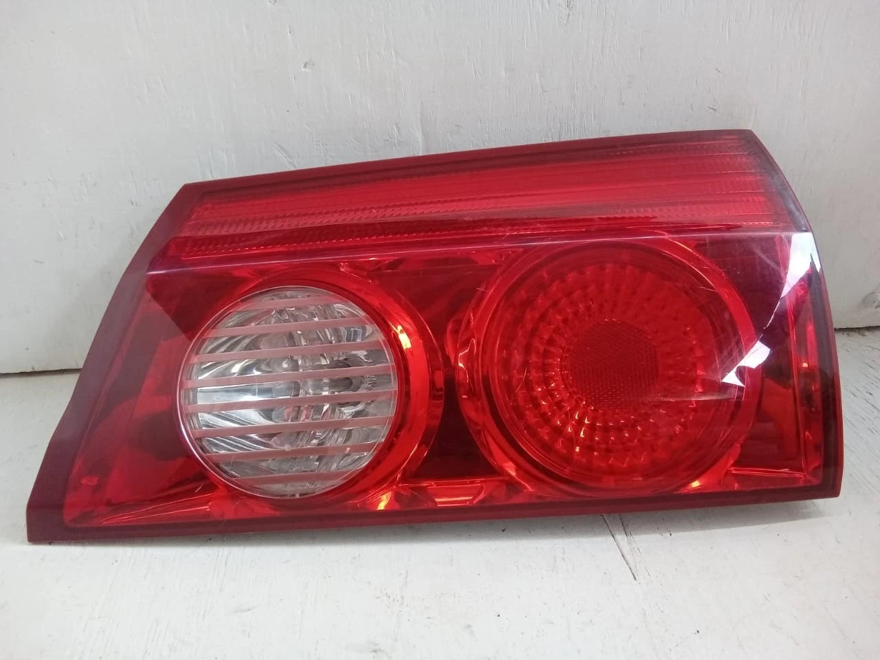 2006-2010 TOYOTA SIENNA LID TAIL LIGHT REAR LAMP RIGHT PASSENGER SIDE 81680AE020