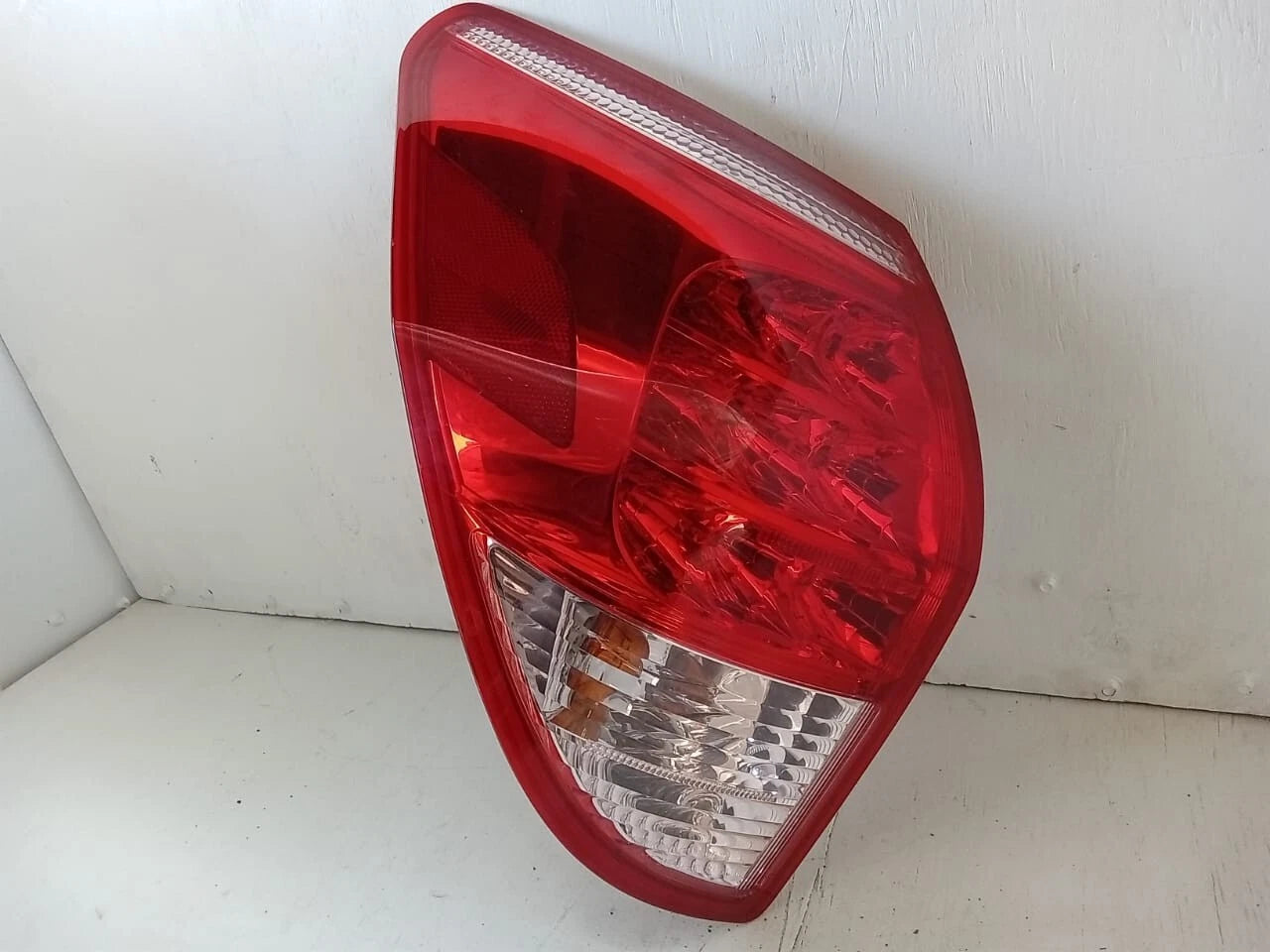 2006-2008 TOYOTA RAV4 TAIL LIGHT REAR LAMP LEFT DRIVER SIDE 81561-42100