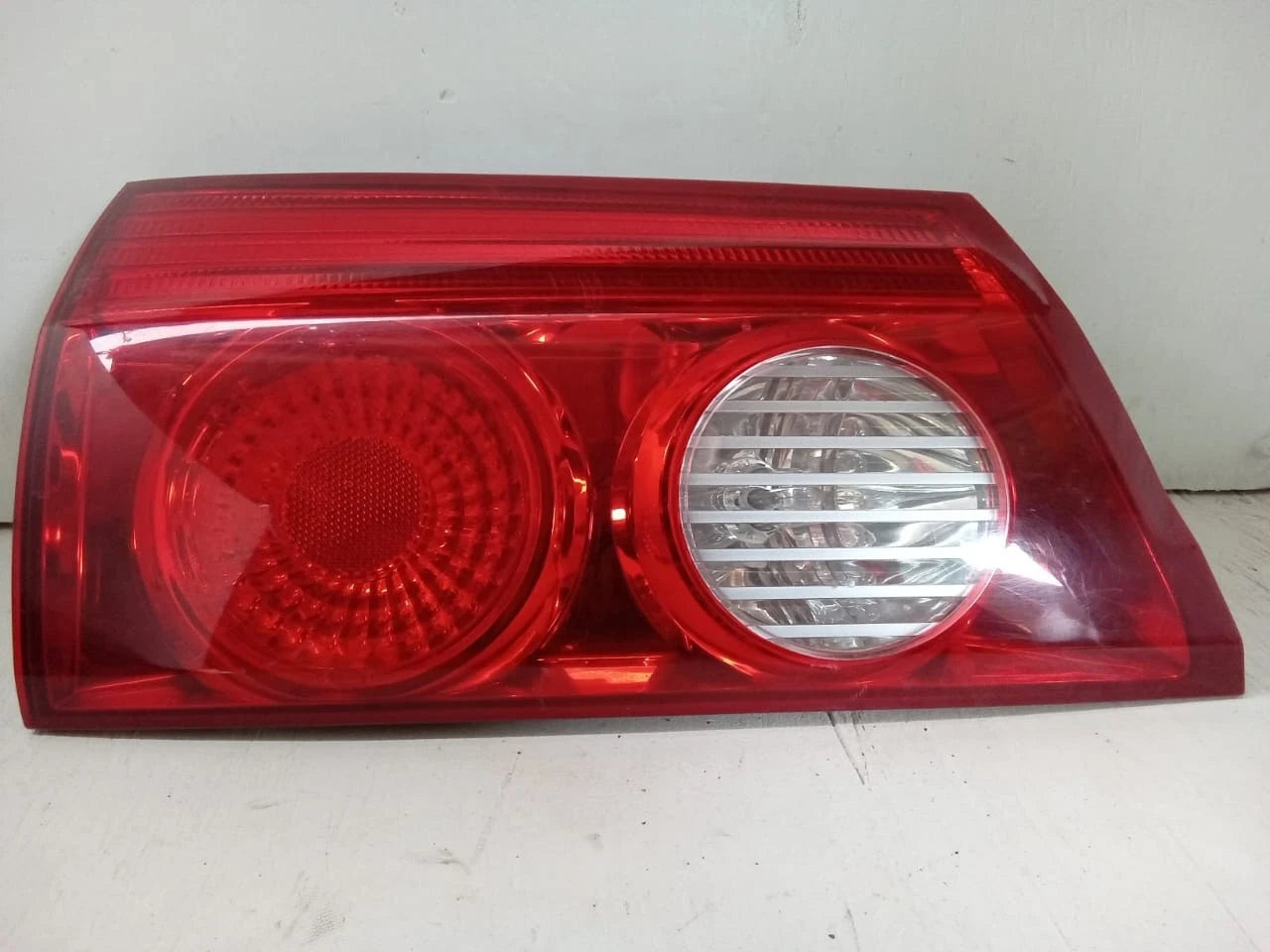 2006 - 2010 TOYOTA SIENNA LID TAIL LIGHT REAR LAMP LEFT DRIVER SIDE 81680-AE020