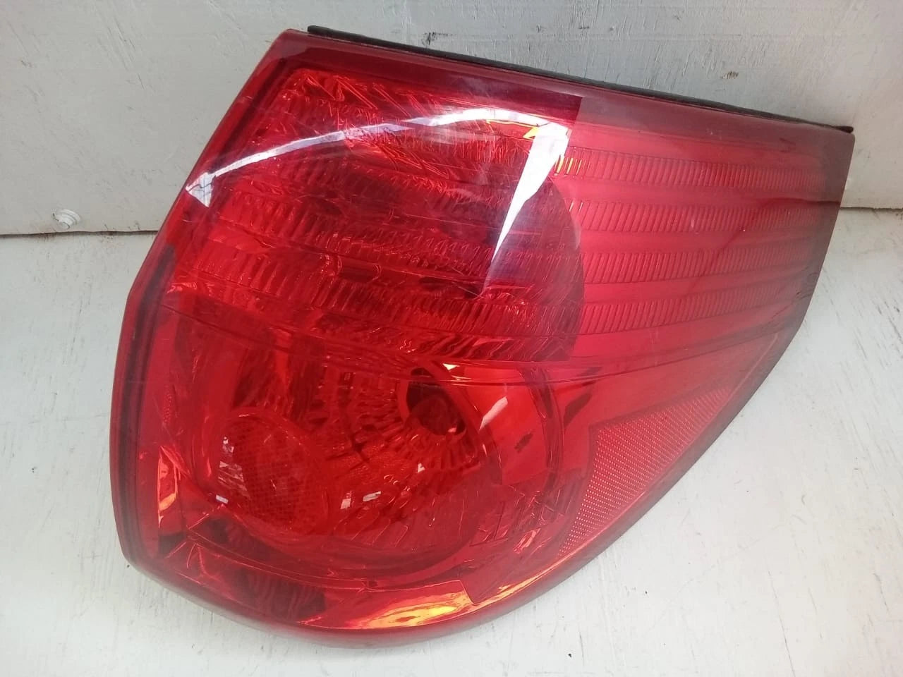 2006-2010 TOYOTA SIENNA TAIL LIGHT REAR LAMP RIGHT PASSENGER SIDE 81550AE020
