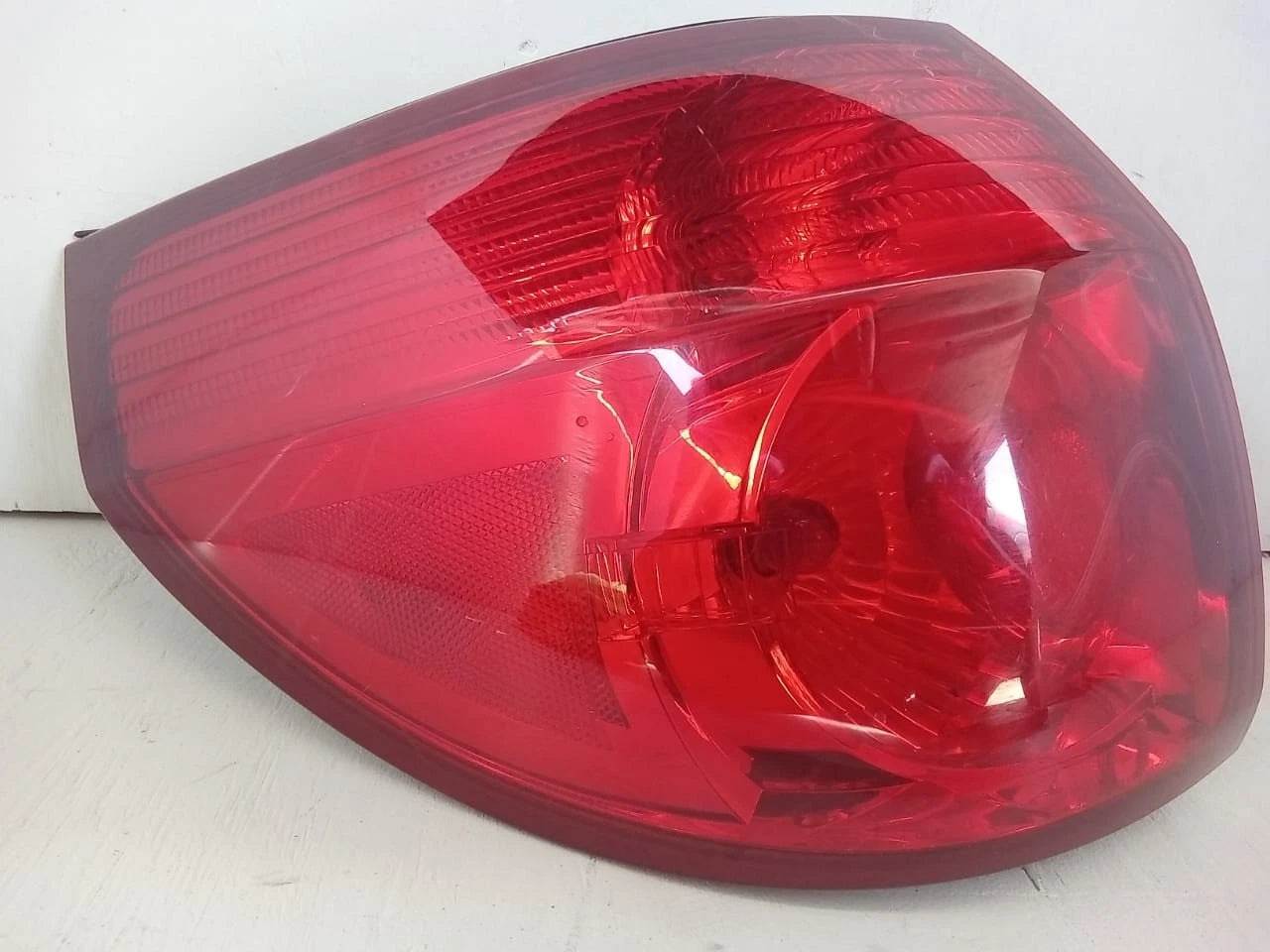 2006-2010 TOYOTA SIENNA TAIL LIGHT REAR LAMP LEFT DRIVER SIDE 81560AE020