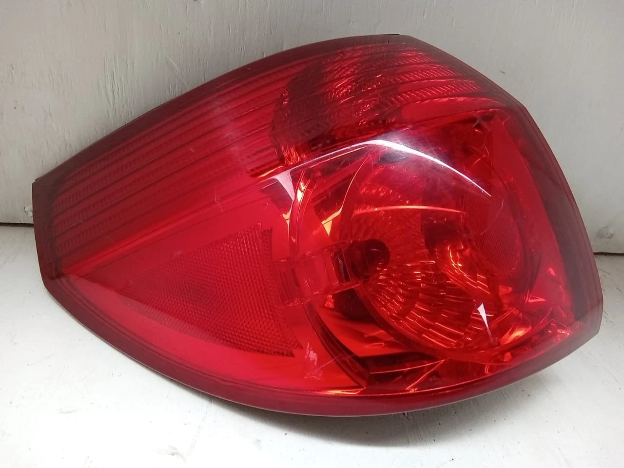 2006-2010 TOYOTA SIENNA TAIL LIGHT REAR LAMP LEFT DRIVER SIDE 81560AE020