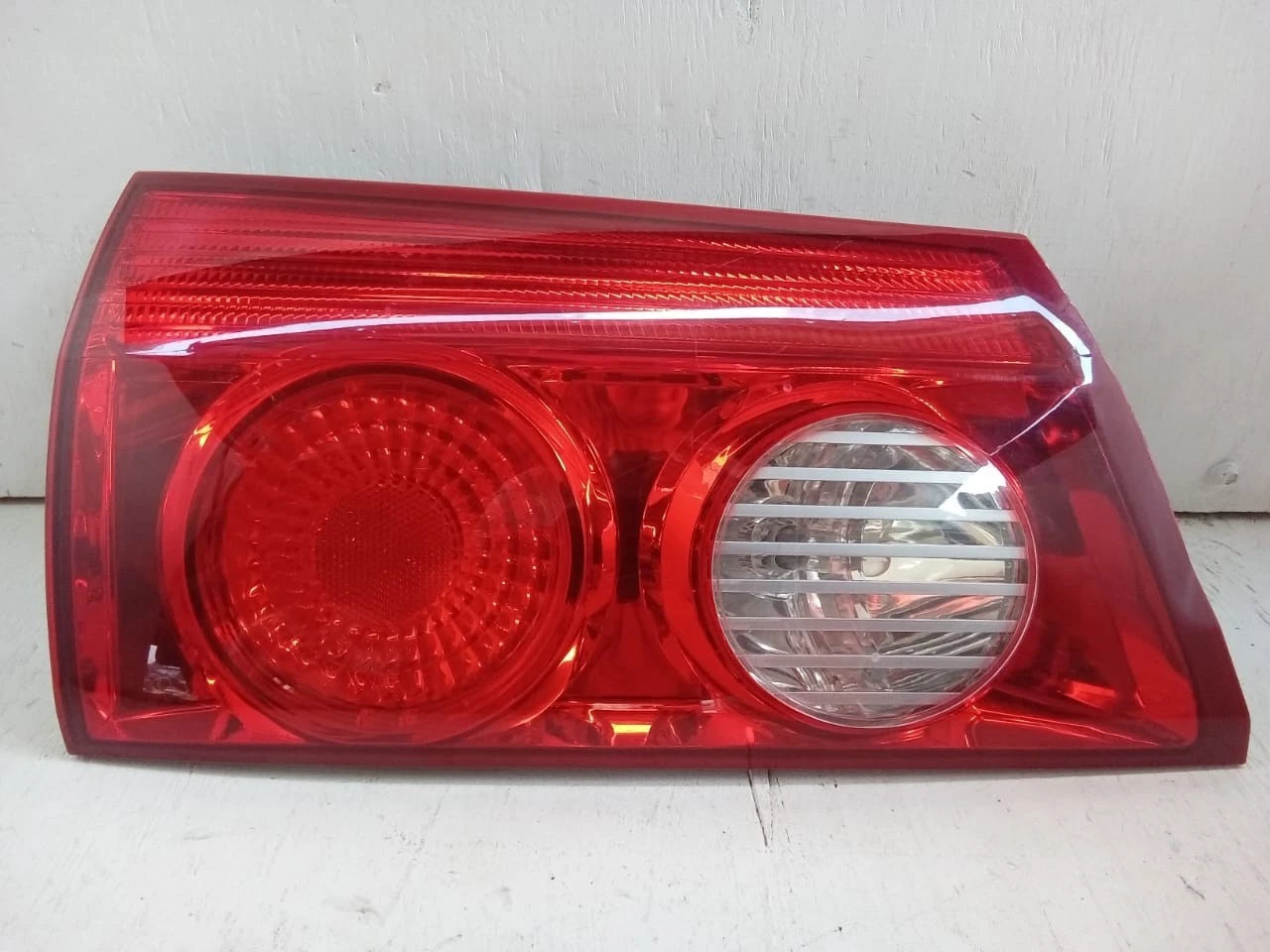 2006 - 2010 TOYOTA SIENNA LID TAIL LIGHT REAR LAMP LEFT DRIVER SIDE 81680-AE020