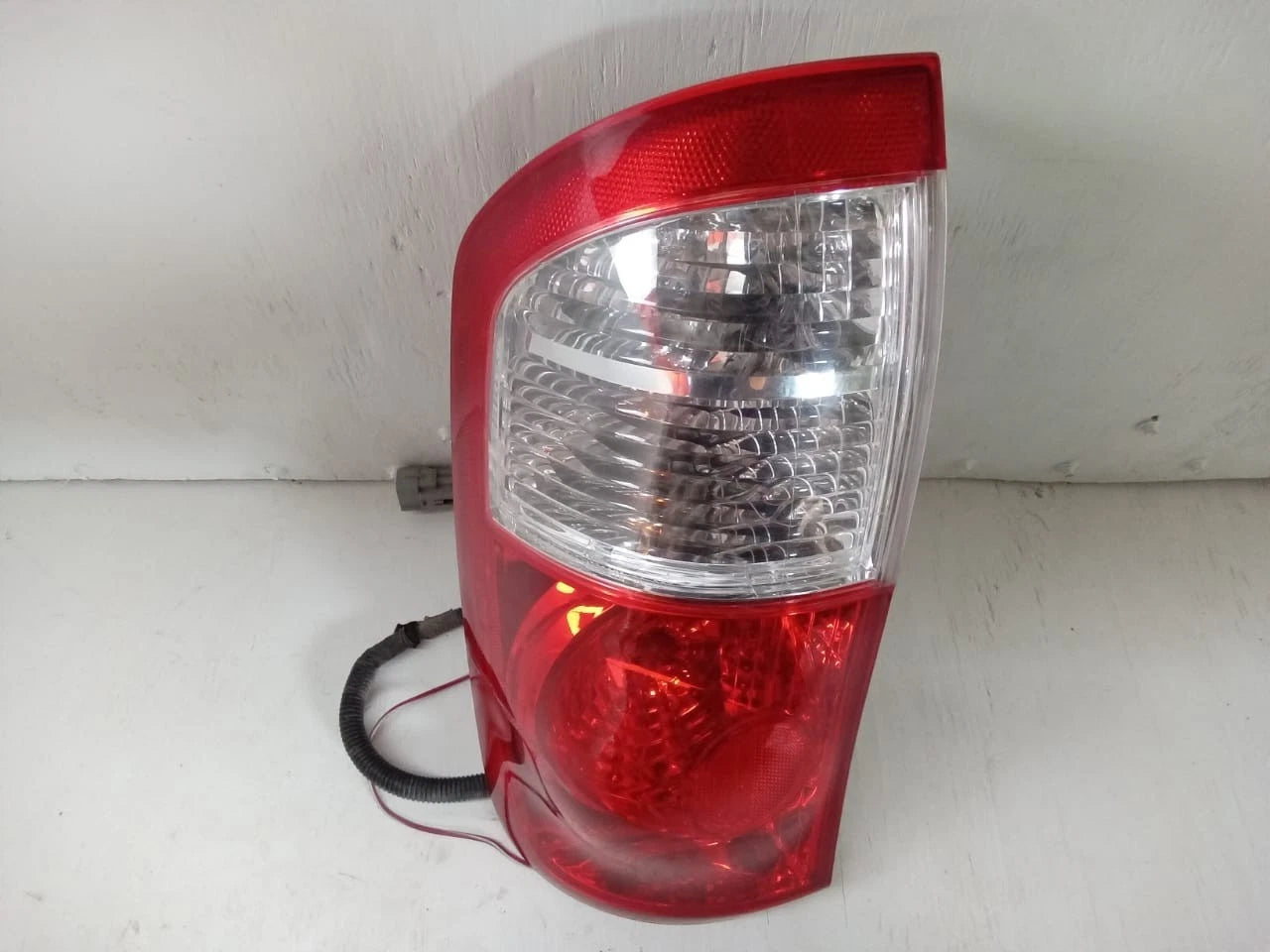 2005-2006 TOYOTA TUNDRA TAIL LIGHT REAR LAMP LEFT DRIVER SIDE DOUBLE CAB 815600C060