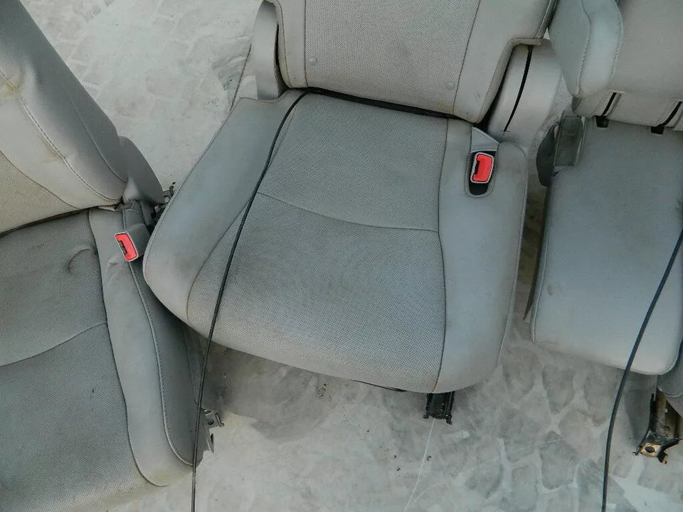 TOYOTA HIGHLANDER LEATHER SEATS - SET OF 5 ( FRONT PASSENGER 2ND & 3RD ROW)SEATS