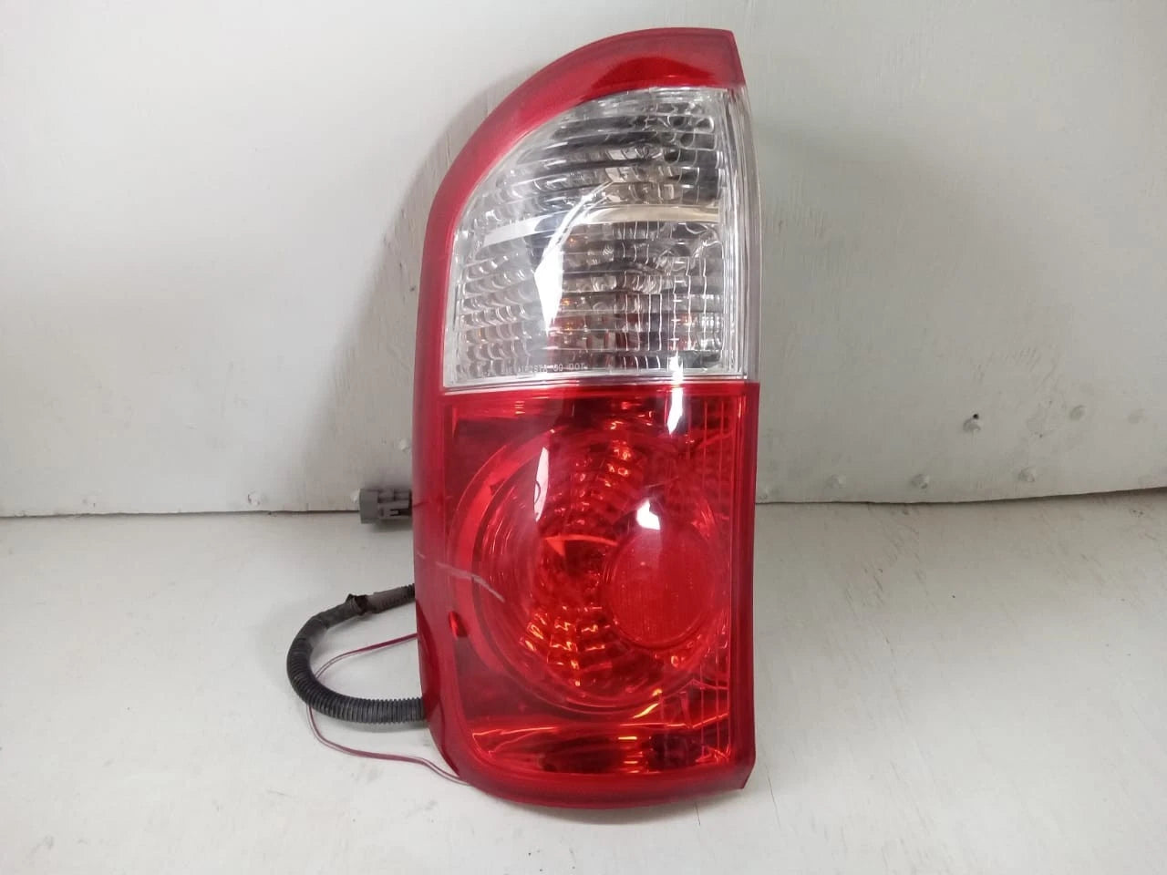 2005-2006 TOYOTA TUNDRA TAIL LIGHT REAR LAMP LEFT DRIVER SIDE DOUBLE CAB 815600C060