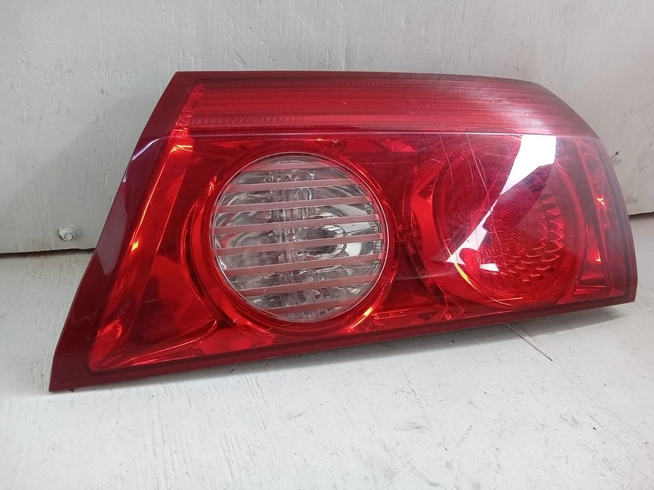 2006-2010 TOYOTA SIENNA LID TAIL LIGHT REAR LAMP RIGHT PASSENGER SIDE 81680AE020