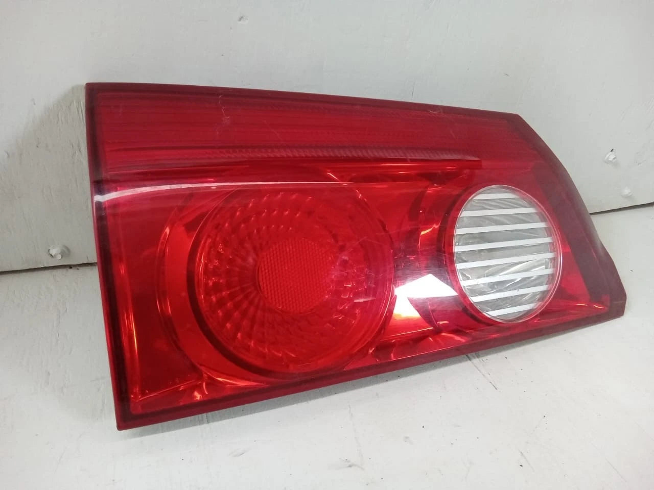 2006 - 2010 TOYOTA SIENNA LID TAIL LIGHT REAR LAMP LEFT DRIVER SIDE 81680-AE020