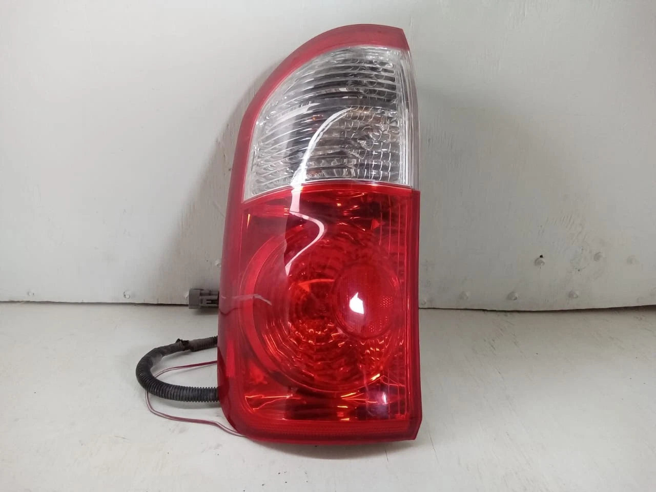 2005-2006 TOYOTA TUNDRA TAIL LIGHT REAR LAMP LEFT DRIVER SIDE DOUBLE CAB 815600C060