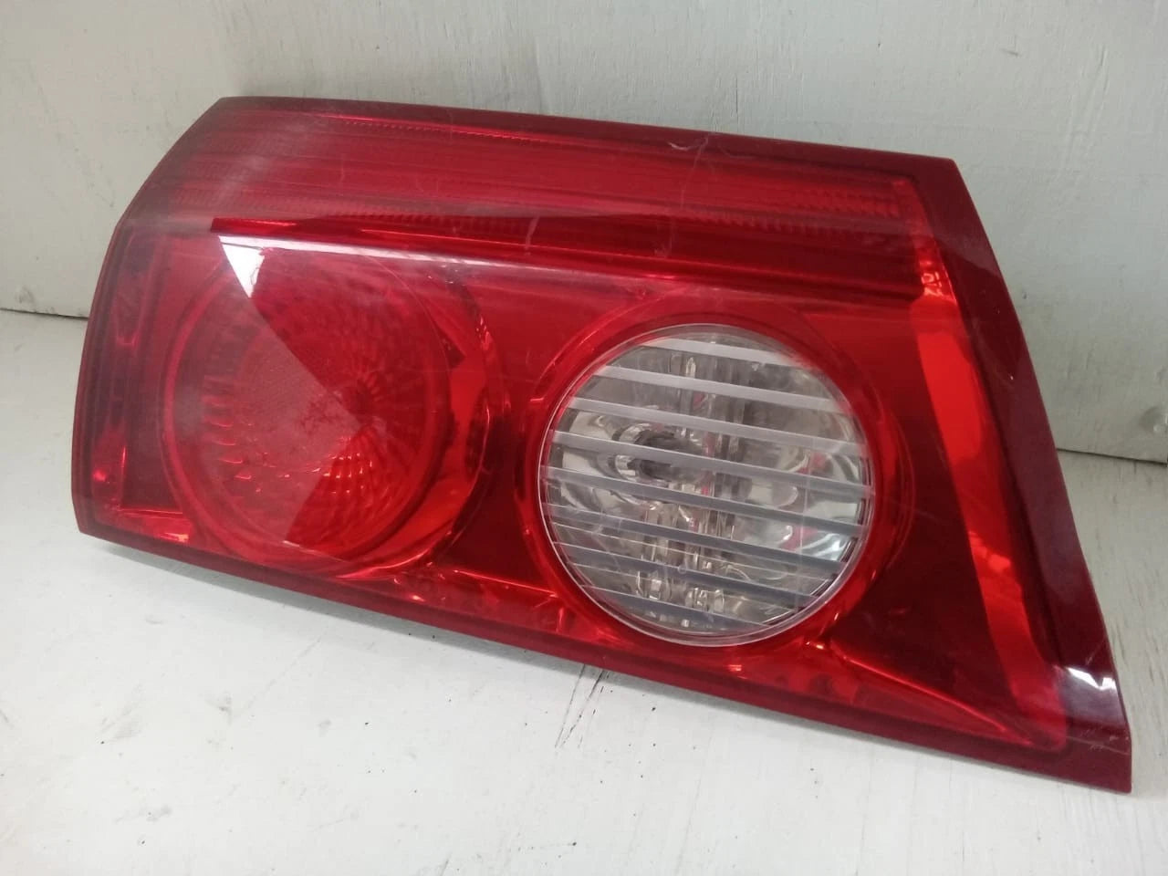 2006 - 2010 TOYOTA SIENNA LID TAIL LIGHT REAR LAMP LEFT DRIVER SIDE 81680-AE020