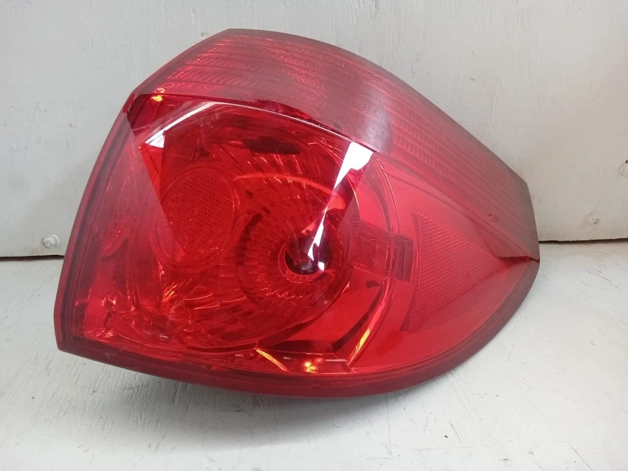 2006-2010 TOYOTA SIENNA TAIL LIGHT REAR LAMP RIGHT PASSENGER SIDE 81550AE020