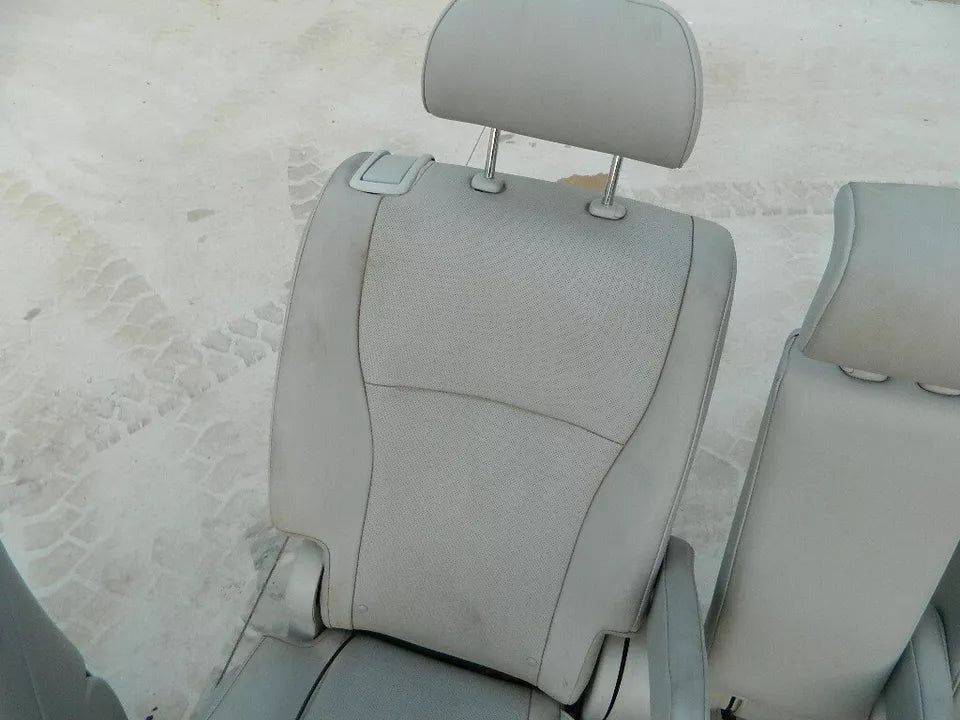 TOYOTA HIGHLANDER LEATHER SEATS - SET OF 5 ( FRONT PASSENGER 2ND & 3RD ROW)SEATS