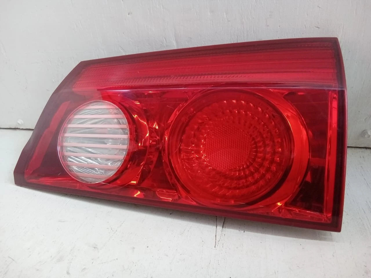 2006-2010 TOYOTA SIENNA LID TAIL LIGHT REAR LAMP RIGHT PASSENGER SIDE 81680AE020