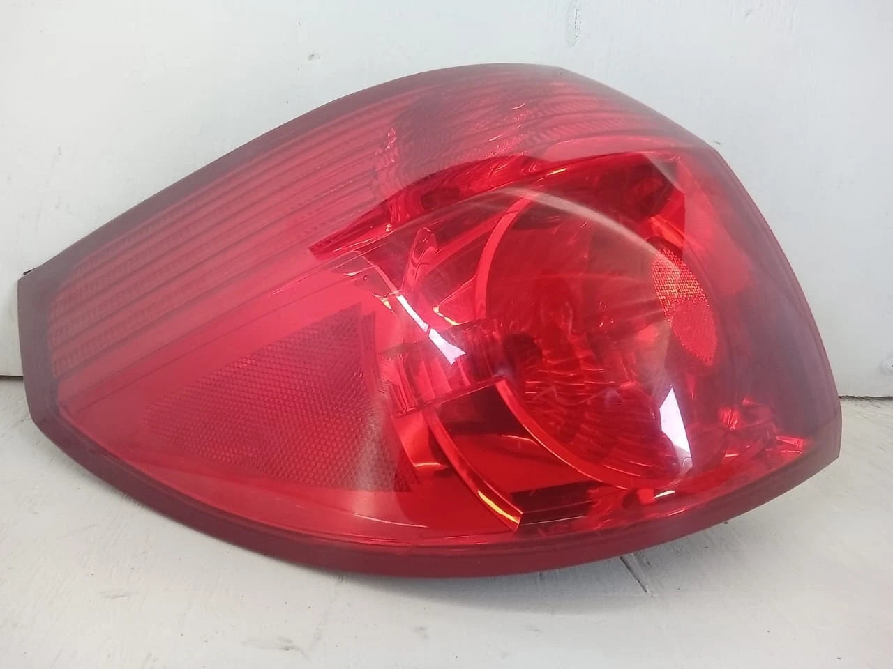 2006-2010 TOYOTA SIENNA TAIL LIGHT REAR LAMP LEFT DRIVER SIDE 81560AE020