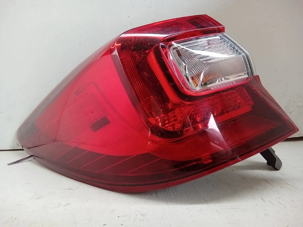 2015-2019 SUBARU OUTBACK WAGON TAIL LIGHT REAR LAMP LEFT DRIVER SIDE 84912AL06A