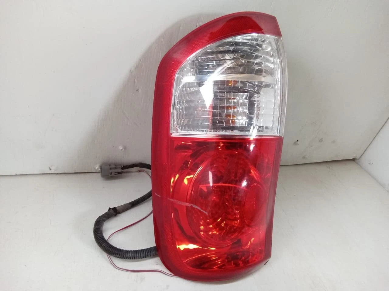 2005-2006 TOYOTA TUNDRA TAIL LIGHT REAR LAMP LEFT DRIVER SIDE DOUBLE CAB 815600C060