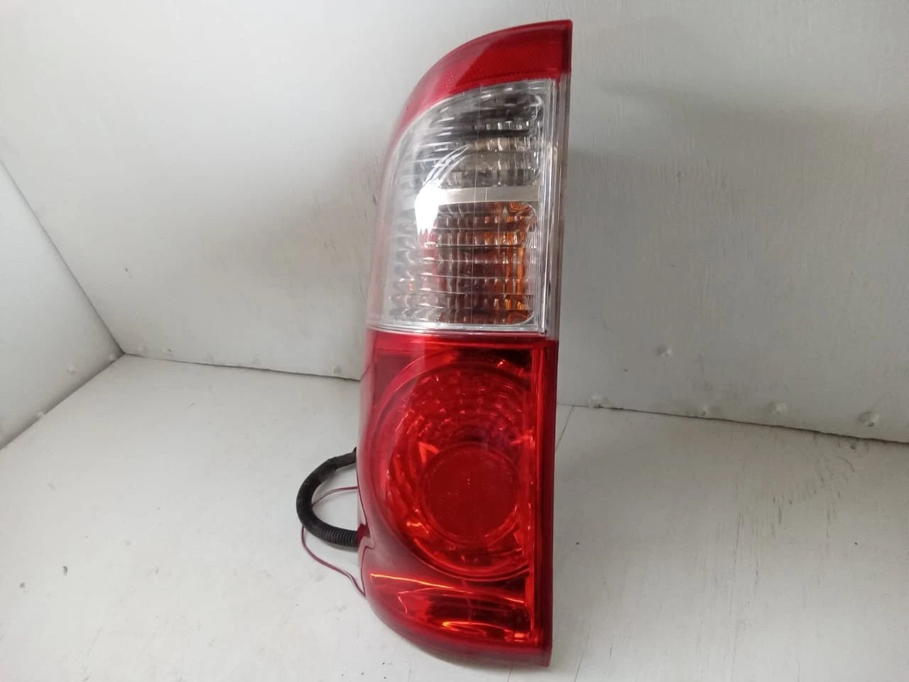 2005-2006 TOYOTA TUNDRA TAIL LIGHT REAR LAMP LEFT DRIVER SIDE DOUBLE CAB 815600C060