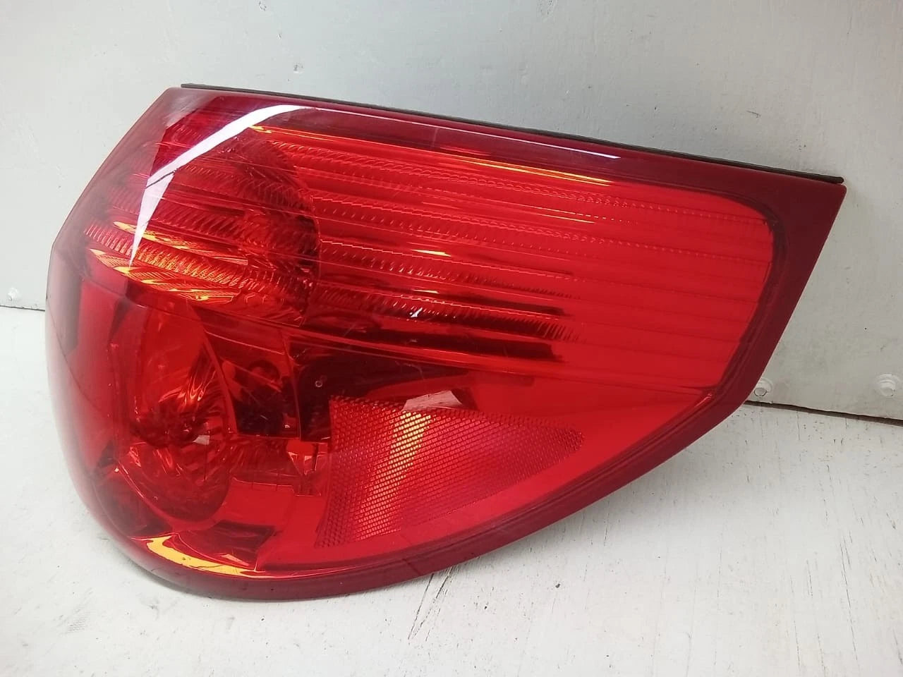 2006-2010 TOYOTA SIENNA TAIL LIGHT REAR LAMP RIGHT PASSENGER SIDE 81550AE020