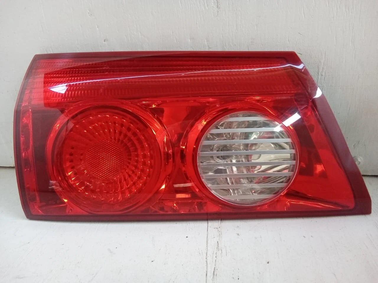 2006 - 2010 TOYOTA SIENNA LID TAIL LIGHT REAR LAMP LEFT DRIVER SIDE 81680-AE020