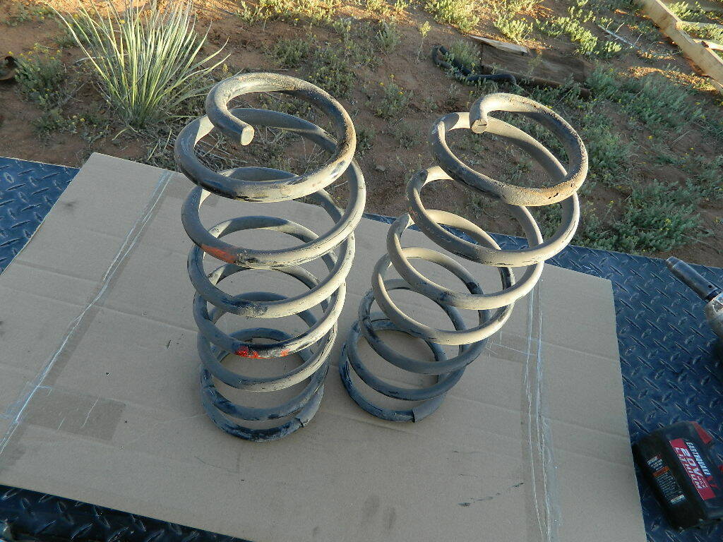 96 97 98 99 00 01 02 TOYOTA 4RUNNER REAR LEFT AND RIGHT COIL SPRINGS - SET OF 2
